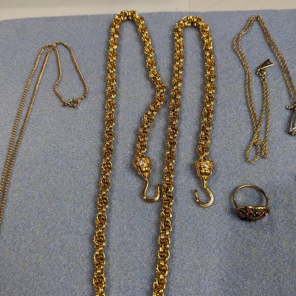Gold Tone Jewelry Lot Necklaces & Ring 5 Piece Lot - Picture 8 of 9
